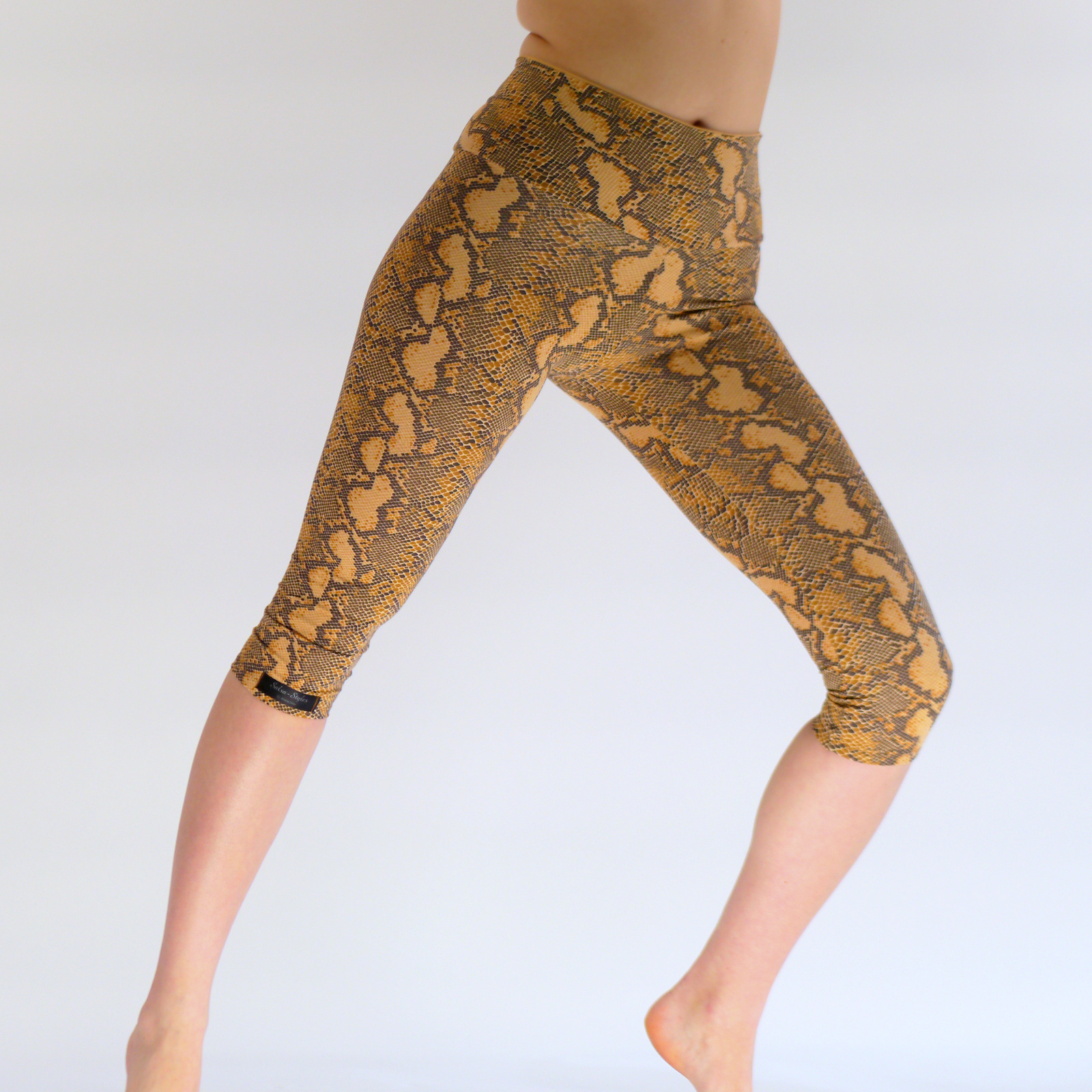 Braune Capri Leggings mit Tier Print aus Baumwolljersey