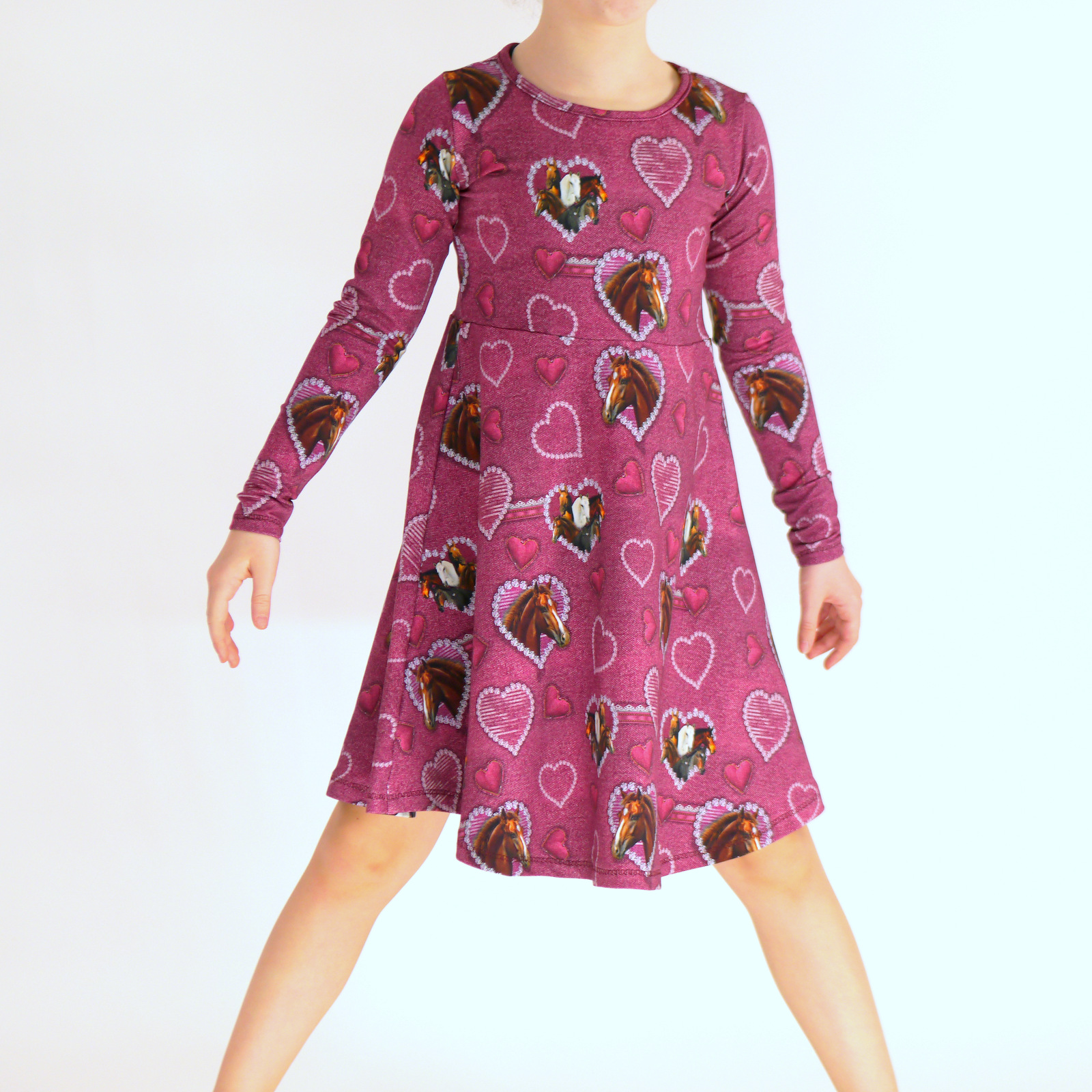 Mädchenkleid /Drehkleid / Herbstkleid /Winterkleid mit Pferde und Herzchen