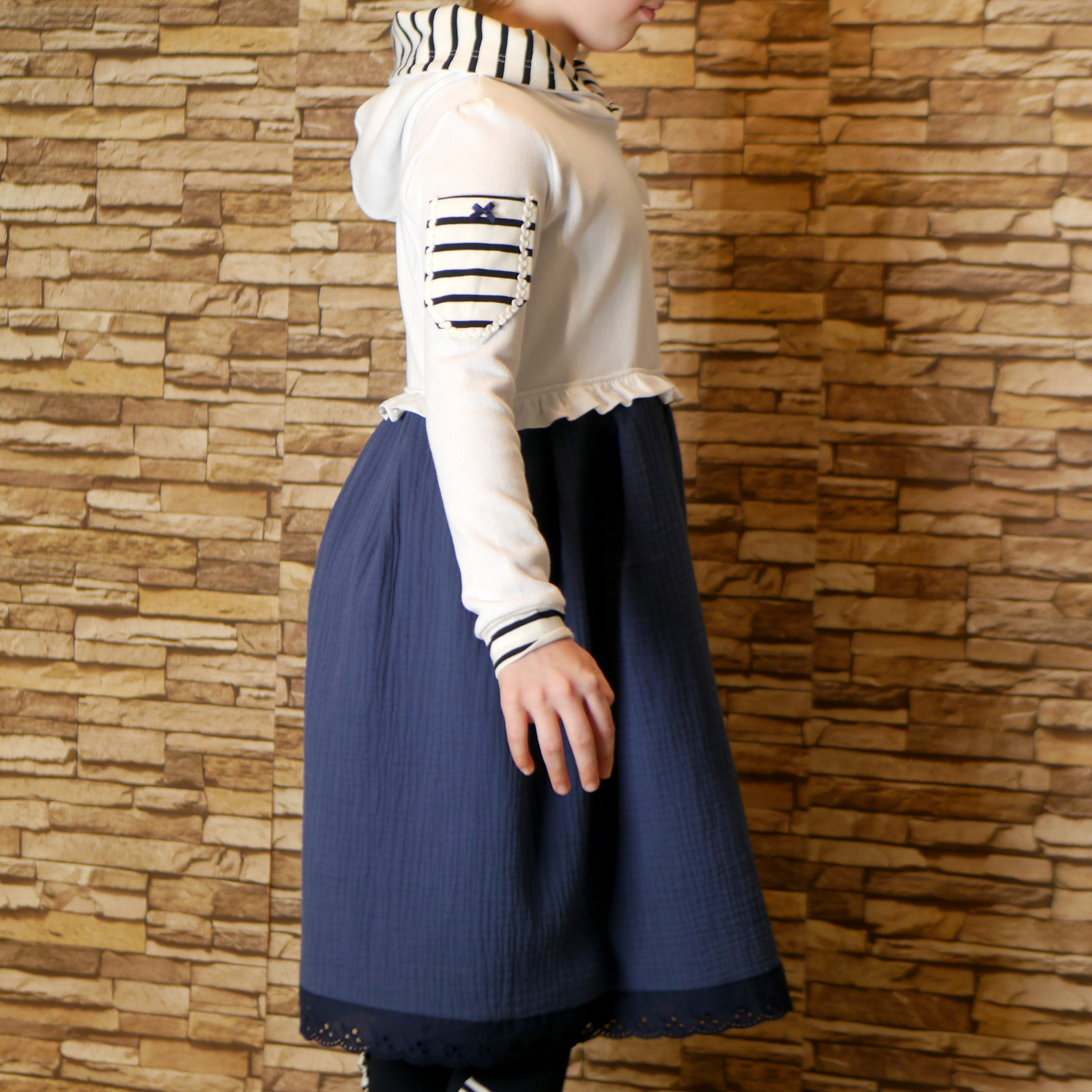 Handgemachtes Kinderkleid aus Baumwolle und Strickstoff