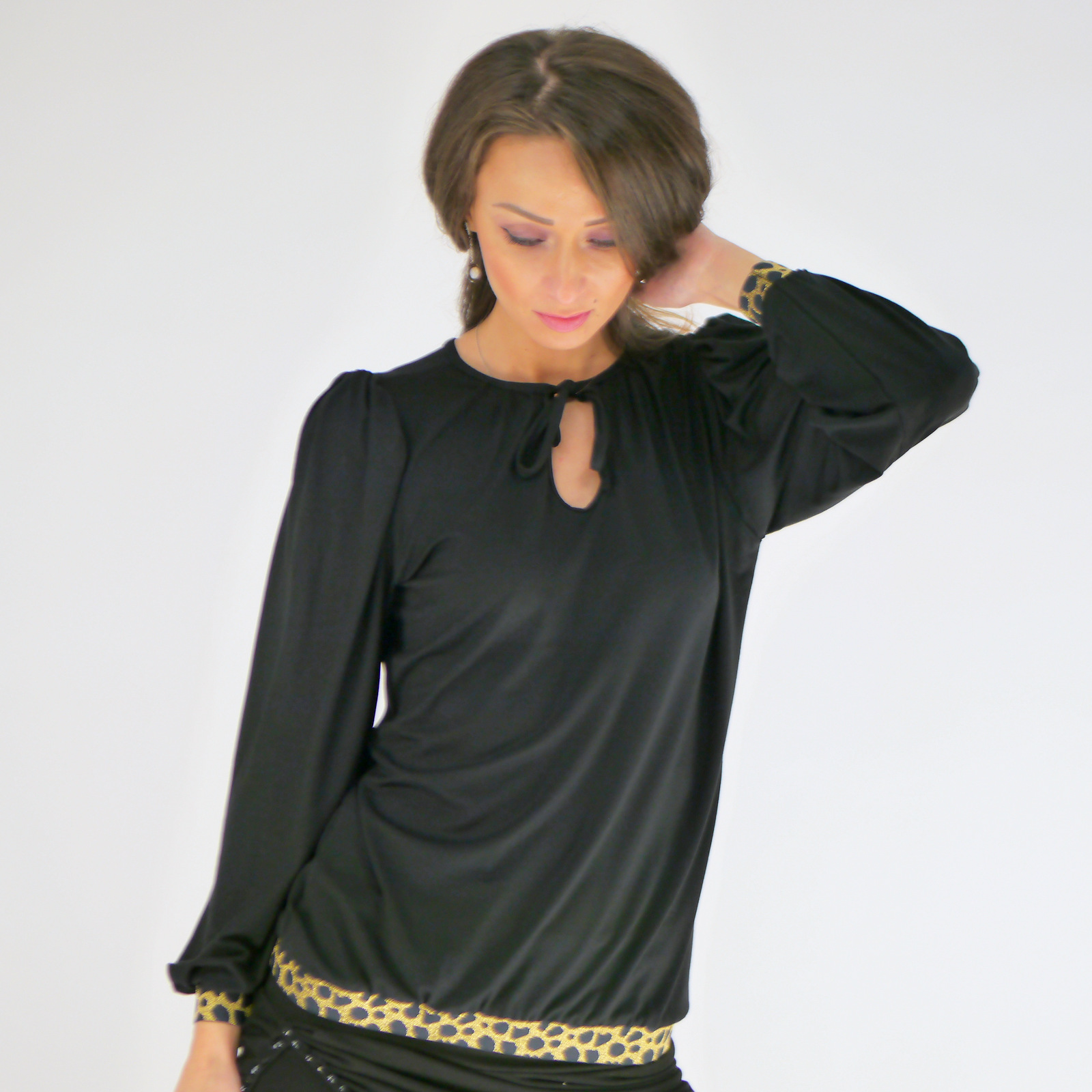 Schwarze Bluse mit goldenen Saum
