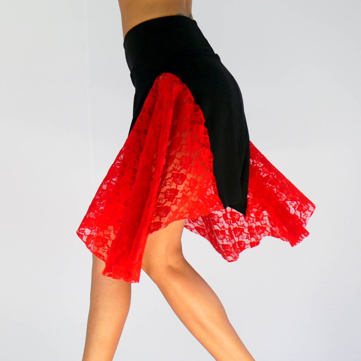 Rock mit rote Spitze