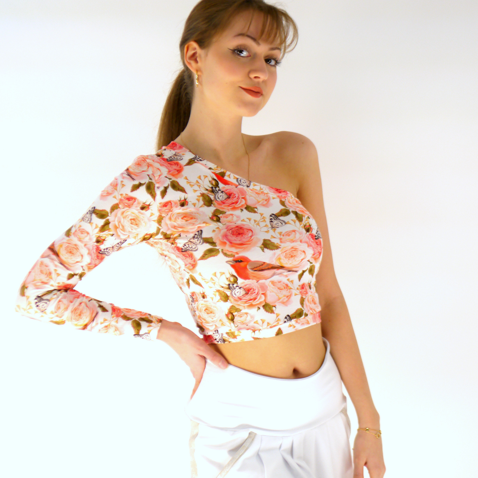 Oberteil mit Blumenmuster und Vögeln