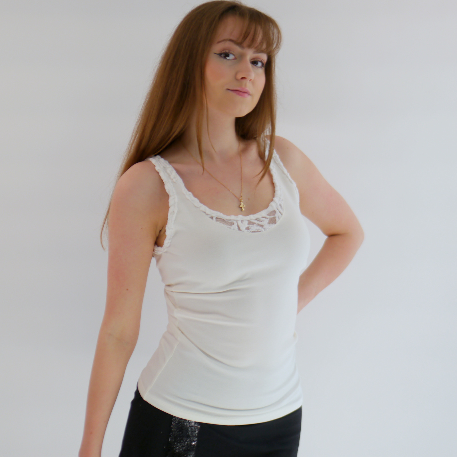 Top aus Viskosejersey mit Spitze