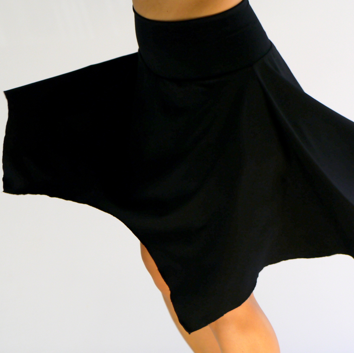 Zipfelrock in schwarz / Knielanger Rock / Elastisch