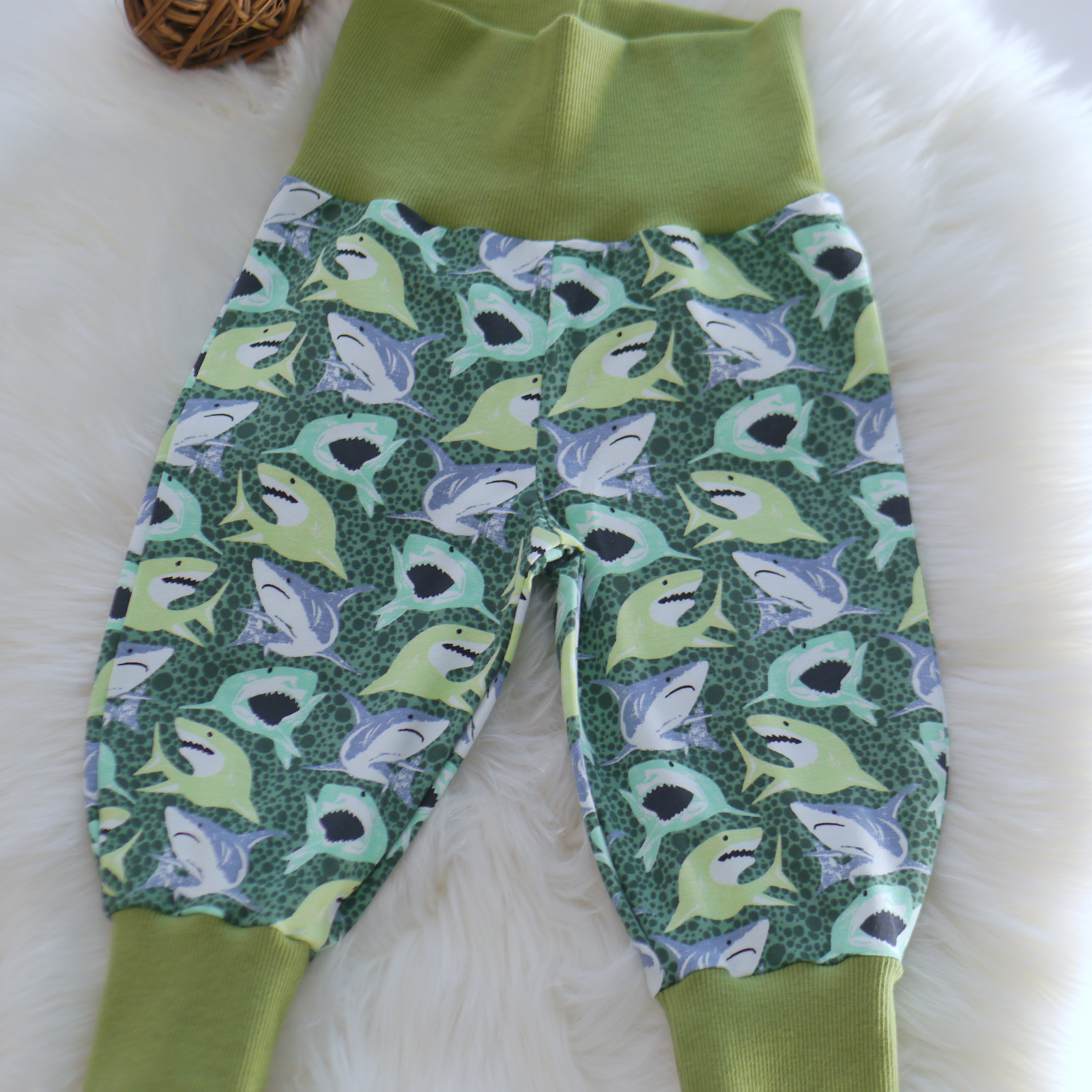 Kinderhose in grün, Pumphose für Babys, Babyhose, Jogginghose, Trainingshosen, Kinderfreizeithose