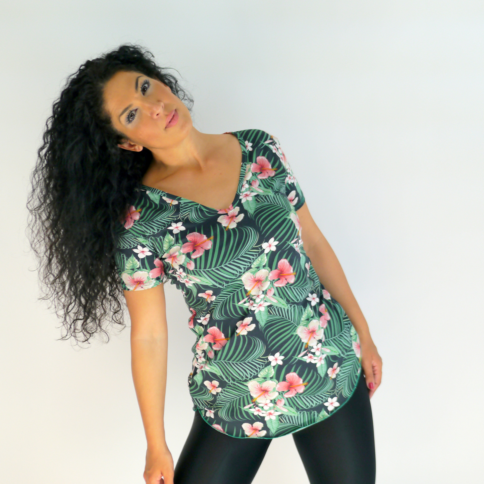 Damen Oberteil aus Baumwolljersey in grün mit Blumenmuster, T Shirt in grün, Bluse in grün