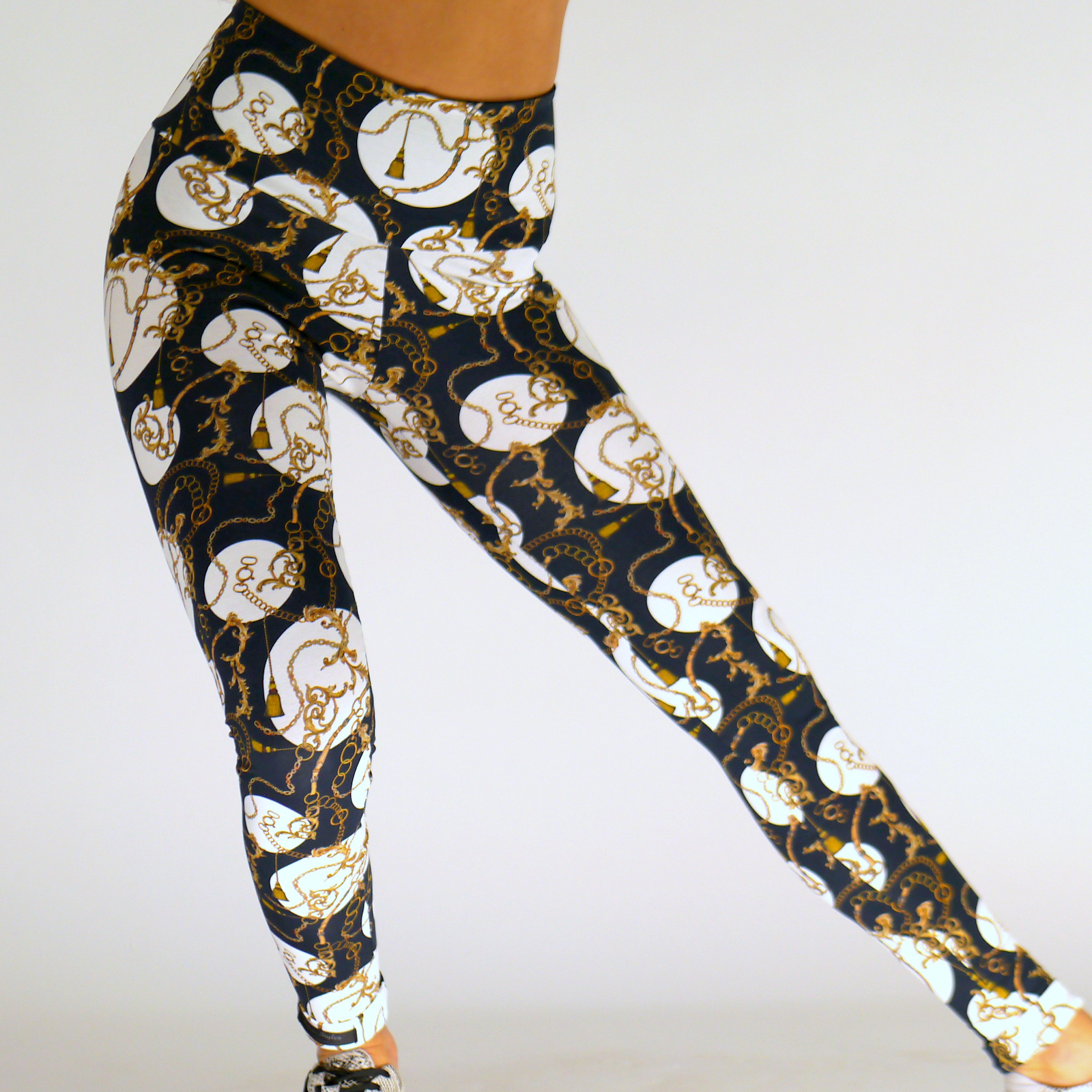 Dunkelblaue Leggings mit große Perlen und Ketten