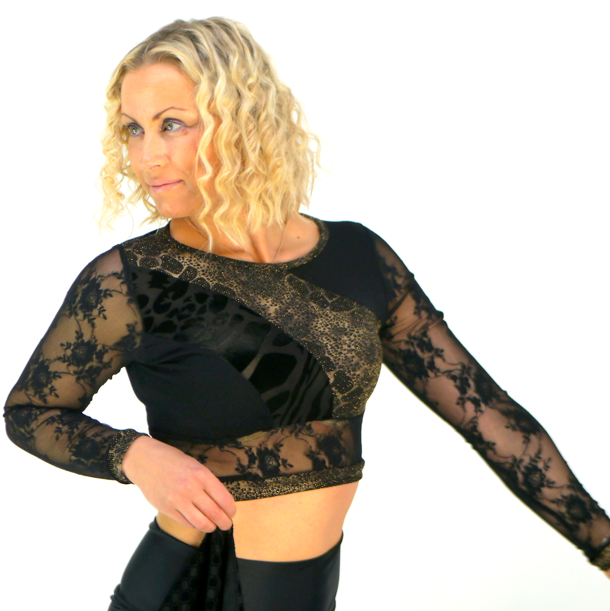 Schwarzes Bauchfreies Oberteil mit geblümte Spitze