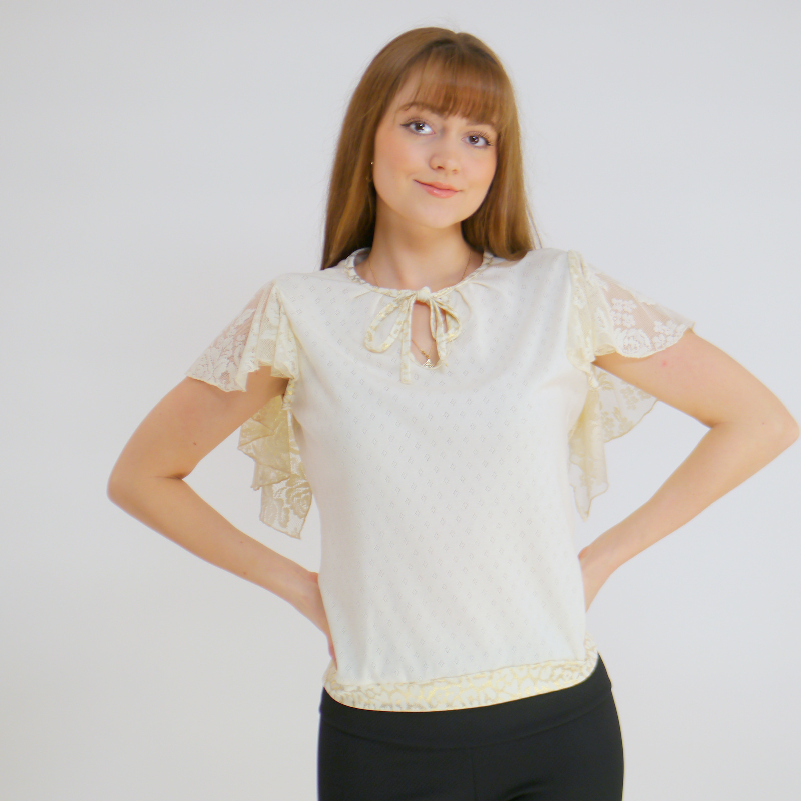 Damen Oberteil aus fein Strickstoff in der Farbe creme-gold mit feine Spitze