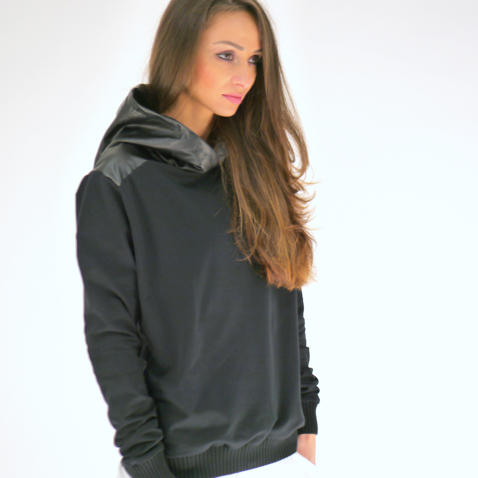 Sweatshirt aus Baumwolle und Lederimitat mit Kapuze