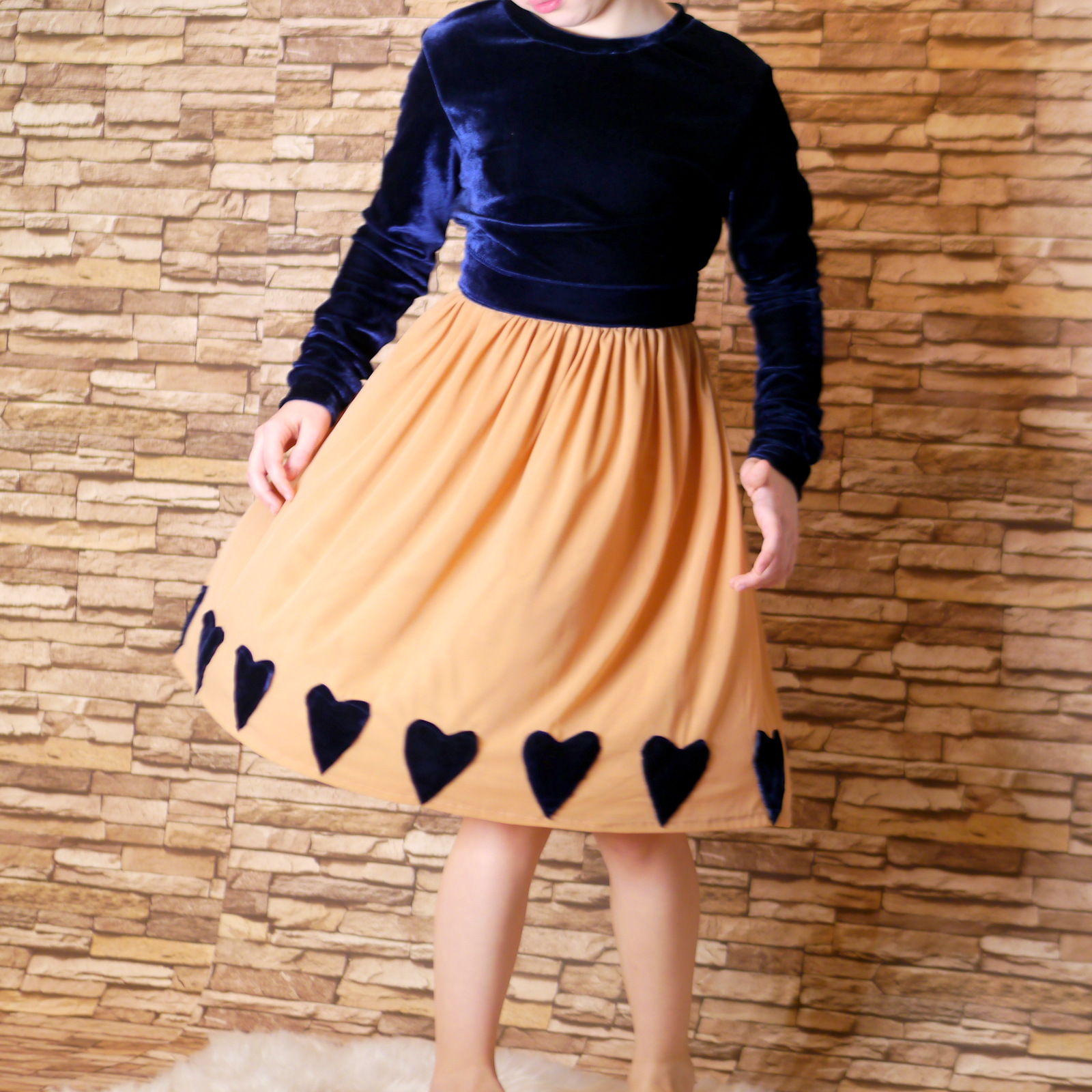 Handgemachtes Kinderkleid aus Samt und weicher Netz Stoff